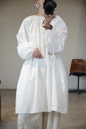 (g)白色圆领罩衫