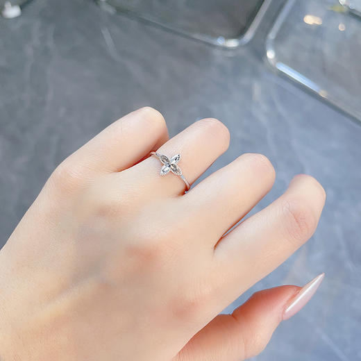 【限时8.8折】【线上铂金馆】PT950 #浪漫花卉 铂金空心四叶草花形时尚活口戒指(BJZ00216)预售产品下单后不退款不退货不换货不补差价) 商品图2