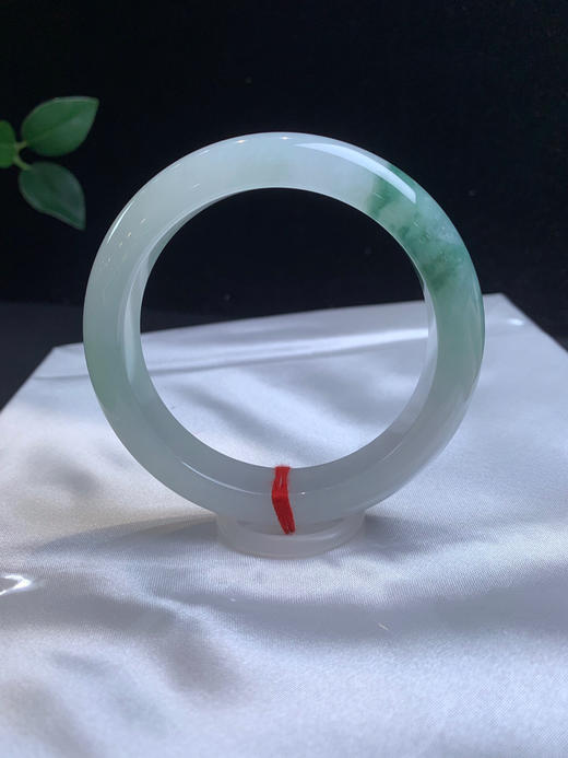 620184，56.5冰飘花手镯，版型好，底子非常细腻清新，一截蓝花、整圈均匀干净 商品图3