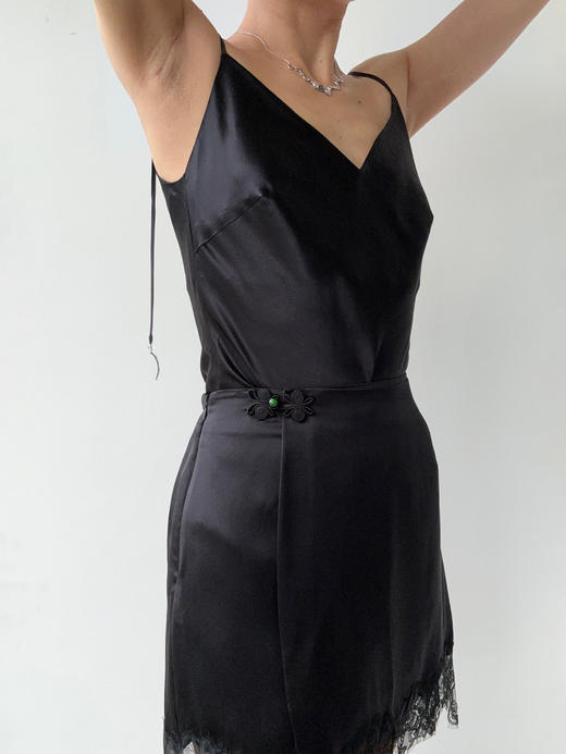 丝所｜S23C001 水晶斜裁V领吊带背心［ 黑 / 白 ] 商品图1