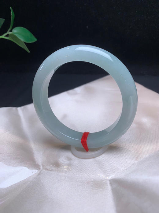 620183，57.2浅蓝底手镯，整条带浅蓝底色， 底妆均匀干净 商品图1