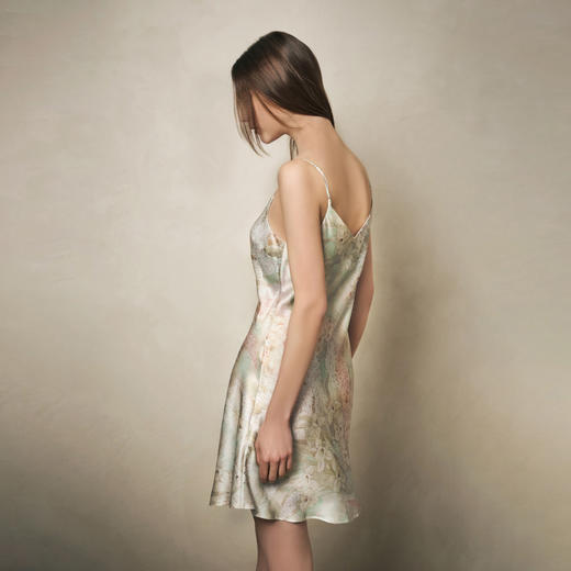 Solo seta22姆米女士真丝印花睡裙桑蚕丝吊带短裙2025年秋冬新款 商品图3