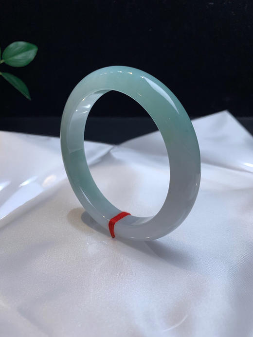 620177，61天空蓝正圈手镯，很清新秀气，一大段带蓝底色 商品图2