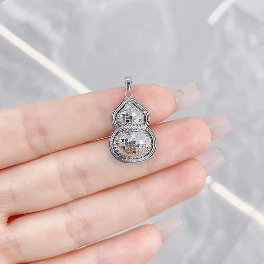 【限时8.8折】【线上铂金馆】PT950 #葫芦 铂金空心闪耀鱼鳞葫芦吊坠(PTDZ00019)预售产品下单后不退款不退货不换货不补差价) 商品图2