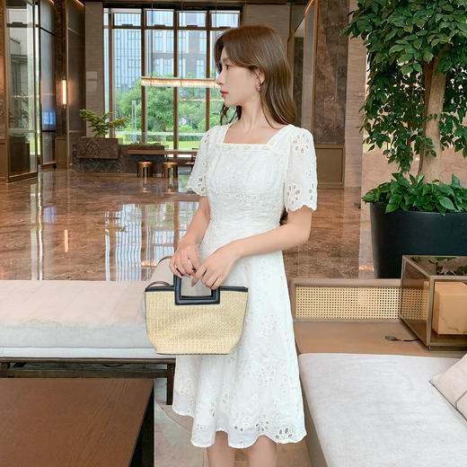 奢姿大码女装2025夏季减龄镂空刺绣小众连衣裙胖妹妹时尚方领裙子9952822037 商品图4