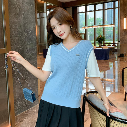 奢姿大码女装2025夏季字母绣花减龄针织衫胖妹妹假两件V领上衣9852653271 商品图0