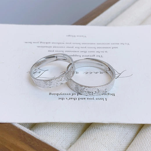 【限时8.8折】【线上铂金馆】PT950 #碎碎冰 【国际铂金协会 精品】铂金实心活口戒指碎碎冰樱花对戒情侣戒/对(BQLJ00127)预售产品下单后不退款不退货不换货不补差价) 商品图1