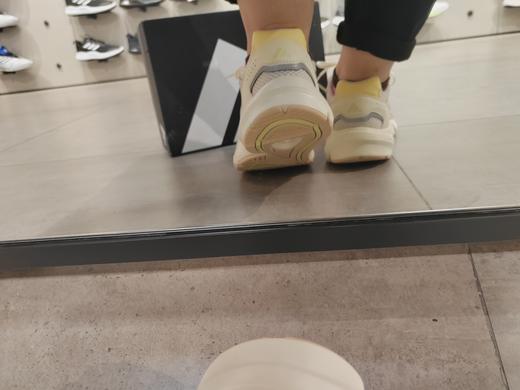 阿迪达斯女款基础跑鞋JP8051 商品图2