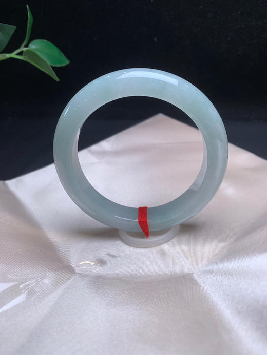 620183，57.2浅蓝底手镯，整条带浅蓝底色， 底妆均匀干净 商品图3