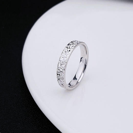 【限时8.8折】【线上铂金馆】PT950 #碎碎冰 【国际铂金协会】铂金固口实心碎碎冰圈戒碎碎冰戒指（面宽约3.2-3.6mm）(BJZ00082-2)预售产品下单后不退款不退货不换货不补差价) 商品图1