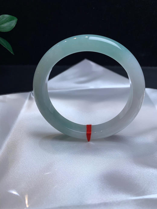 620177，61天空蓝正圈手镯，很清新秀气，一大段带蓝底色 商品图0