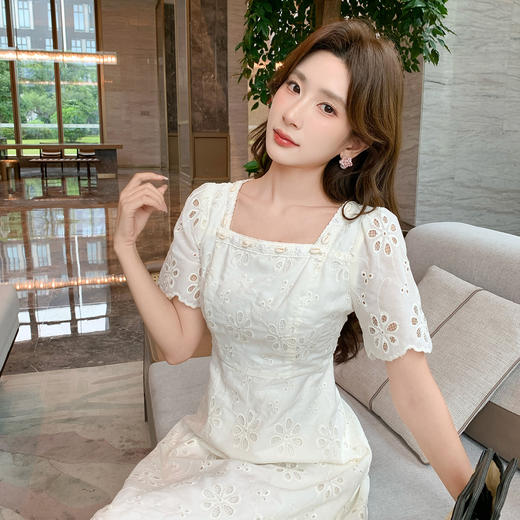 奢姿大码女装2025夏季减龄镂空刺绣小众连衣裙胖妹妹时尚方领裙子9952822037 商品图2