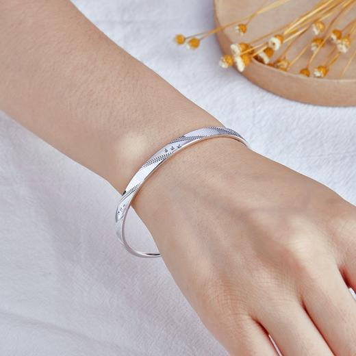 【限时8.8折】【线上铂金馆】PT950 【国际铂金协会】铂金空心(面宽约4.4-4.8mm)亮镜金鱼鳞仿钻斜纹推拉手镯(BSZ00081)预售产品下单后不退款不退货不换货不补差价) 商品图2