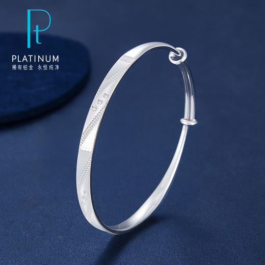【限时8.8折】【线上铂金馆】PT950 【国际铂金协会】铂金空心(面宽约4.4-4.8mm)亮镜金鱼鳞仿钻斜纹推拉手镯(BSZ00081)预售产品下单后不退款不退货不换货不补差价) 商品图0