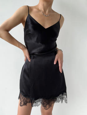 丝所｜S23C001 水晶斜裁V领吊带背心［ 黑 / 白 ]