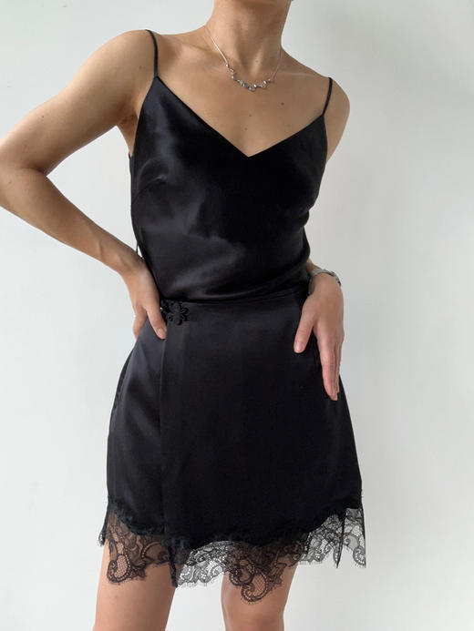 丝所｜S23C001 水晶斜裁V领吊带背心［ 黑 / 白 ] 商品图0