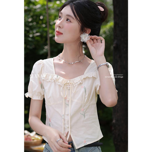 鹿向南「乔伊斯花园」杏色方领花边短袖T恤夏新款时尚通勤上衣女 商品图3