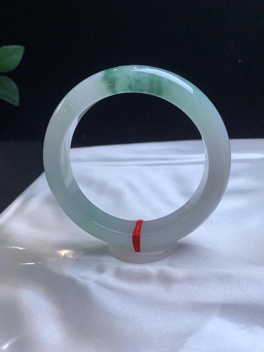 620184，56.5冰飘花手镯，版型好，底子非常细腻清新，一截蓝花、整圈均匀干净 商品图1