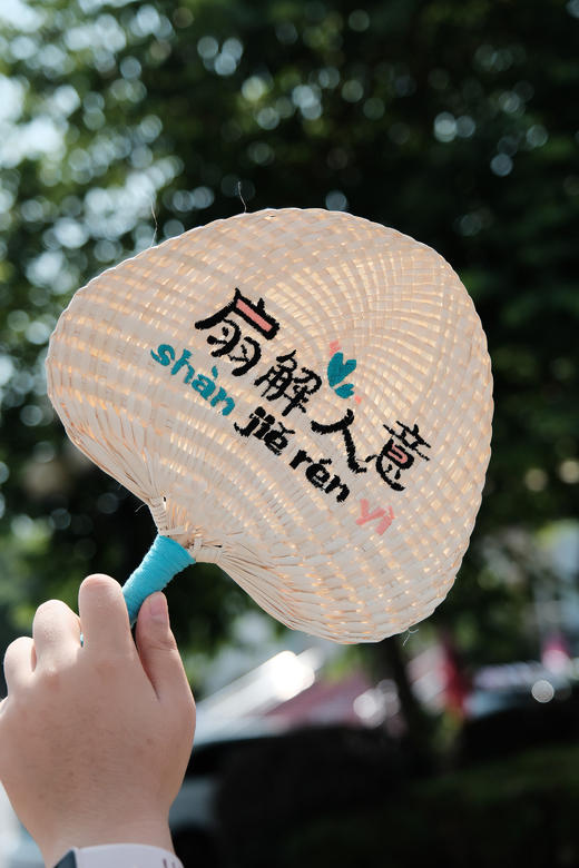 刺绣手工蒲扇（3款可选）  阅见文创  夏季 清凉  广西师范大学出版社 商品图1