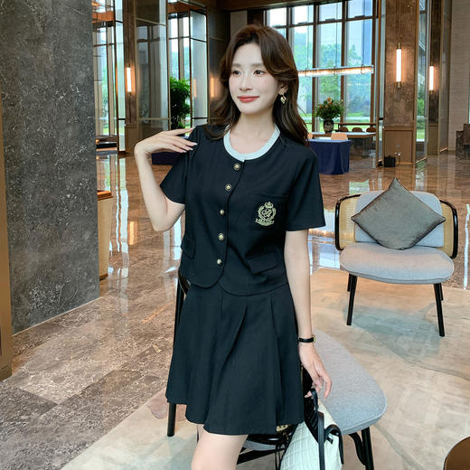 奢姿大码女装2025夏季减龄绣花百褶两件套胖妹妹时尚学院风套装9952935112 商品图1