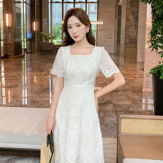 奢姿大码女装2025夏季减龄镂空刺绣小众连衣裙胖妹妹时尚方领裙子9952822037 商品图1