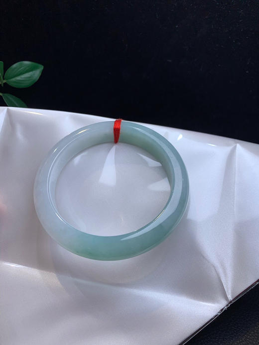 620177，61天空蓝正圈手镯，很清新秀气，一大段带蓝底色 商品图4