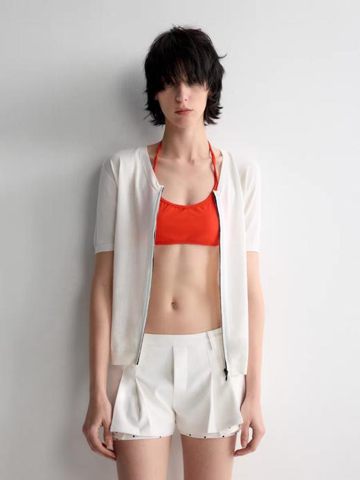 出逃赤岗西/25SST138/隐形拉链小V领显瘦基础款休闲短袖T恤 商品图2