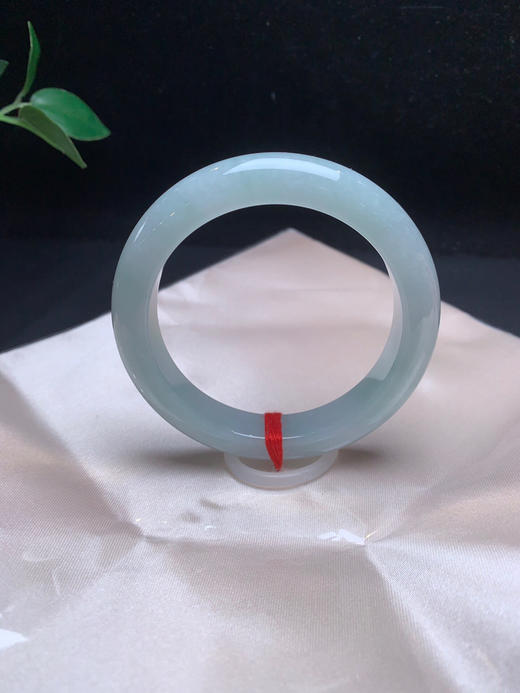 620183，57.2浅蓝底手镯，整条带浅蓝底色， 底妆均匀干净 商品图2