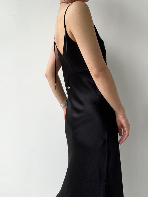 丝所｜S23C007 水晶斜裁V领长连衣裙［ 黑 / 白 / 红 ] 商品图12