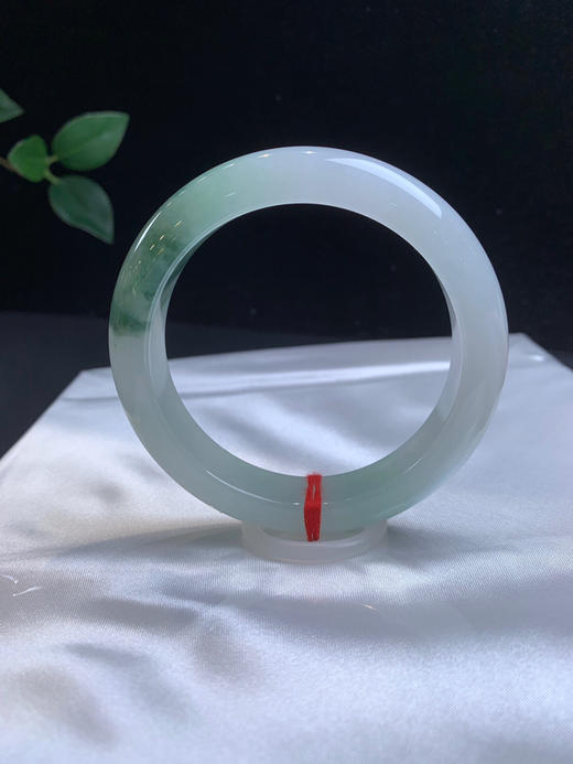 620184，56.5冰飘花手镯，版型好，底子非常细腻清新，一截蓝花、整圈均匀干净 商品图2