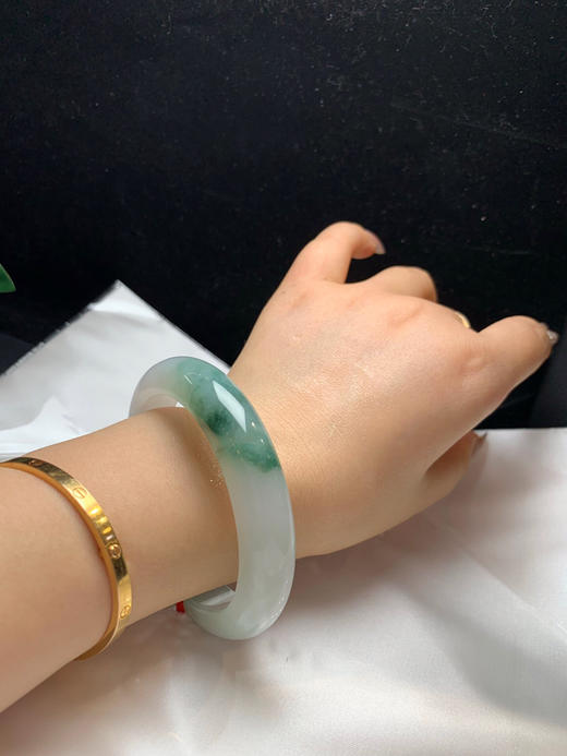 620184，56.5冰飘花手镯，版型好，底子非常细腻清新，一截蓝花、整圈均匀干净 商品图5