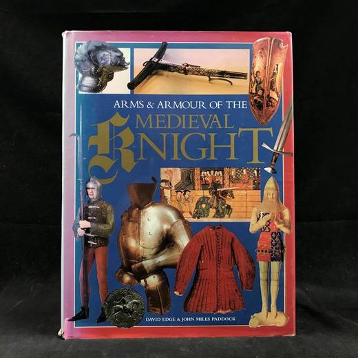 中世纪骑士武器盔甲图史 数百幅插图 精装大16开 商品图0