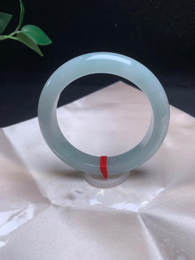 620183，57.2浅蓝底手镯，整条带浅蓝底色， 底妆均匀干净