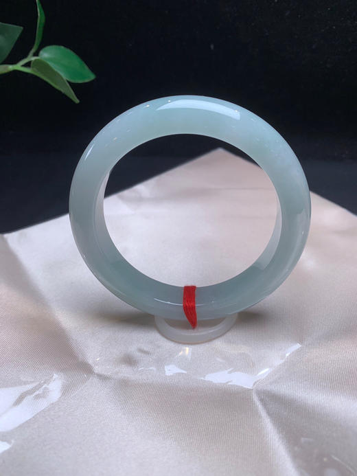 620183，57.2浅蓝底手镯，整条带浅蓝底色， 底妆均匀干净 商品图0