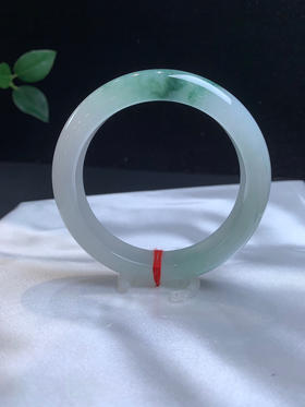 620184，56.5冰飘花手镯，版型好，底子非常细腻清新，一截蓝花、整圈均匀干净