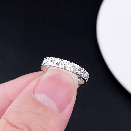 【限时8.8折】【线上铂金馆】PT950 #碎碎冰 【国际铂金协会】铂金固口实心碎碎冰圈戒碎碎冰戒指（面宽约3.2-3.6mm）(BJZ00082-2)预售产品下单后不退款不退货不换货不补差价) 商品图3