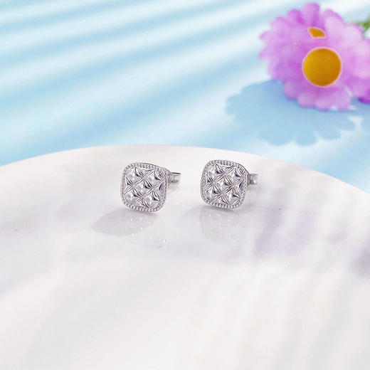 【限时8.8折】【线上铂金馆】PT950 #小方糖 #清新 【国际铂金协会】铂金实心极简几何菱格纹方牌耳饰甜蜜方糖耳钉（直针配铂金耳迫）(BES00204)预售产品下单后不退款不退货不换货不补差价) 商品图2