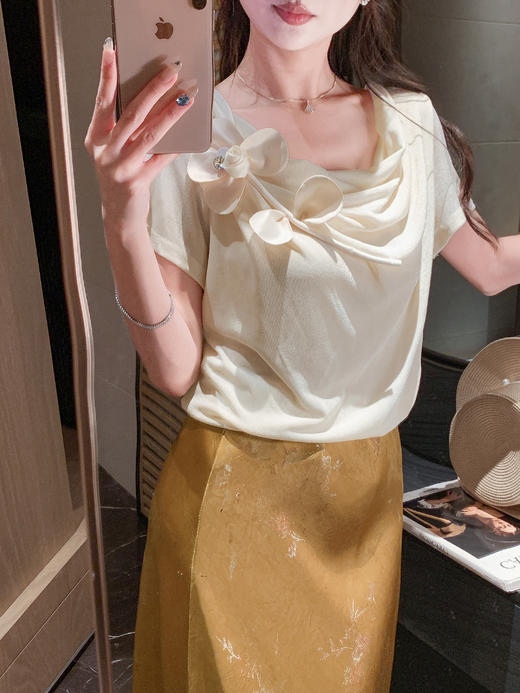 张心子【娇软小白花】荡领气质立体花T恤上衣 U2505077 商品图7