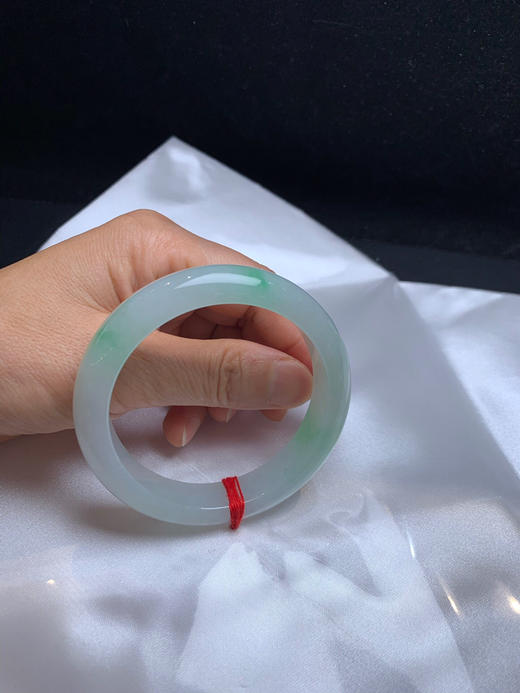 620193，57.5 飘绿正圈手镯，糯化底，飘清新绿。干净水润 商品图5