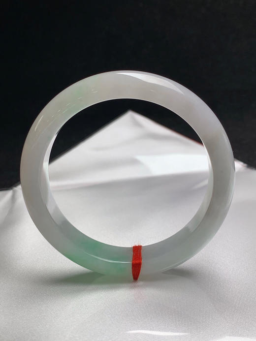 620199，55.5圈口，糯化飘绿正圈平安镯，白底飘甜绿，水头好 商品图3