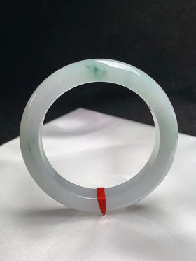 620200，55圈口，糯化飘花正圈平安镯，白底飘蓝花，底子非常细润，清爽干净