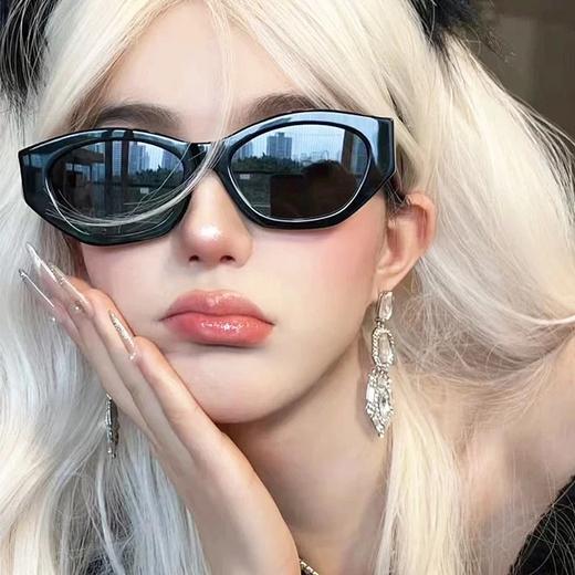 【韩版专利猫眼折叠墨镜】​​低于成本价抛售⚠️韩国public**代工尾单清货ing💥 ​​生产线暴走！紧急处理!超轻佩戴无感！还能折叠！辛芷*、侯明*等明星戴的同款墨镜，凹造型必备！ 商品图2