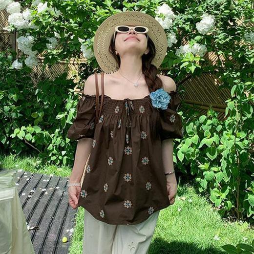 【AUChris法式度假风小衫】立体刺绣精致度拉满 一字肩可两穿设计 100%棉面料 轻盈不压身 娃娃衫版型 商品图1