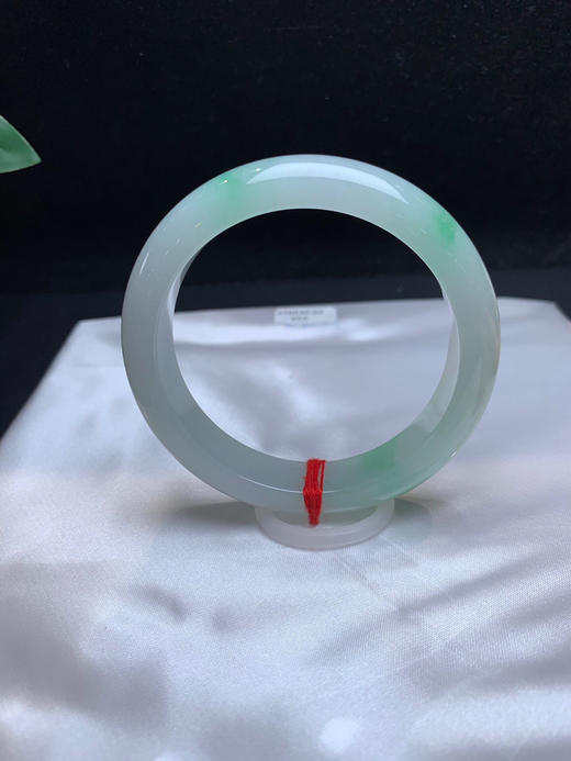 620193，57.5 飘绿正圈手镯，糯化底，飘清新绿。干净水润 商品图0