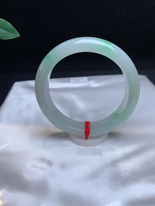 620193，57.5 飘绿正圈手镯，糯化底，飘清新绿。干净水润 商品图2
