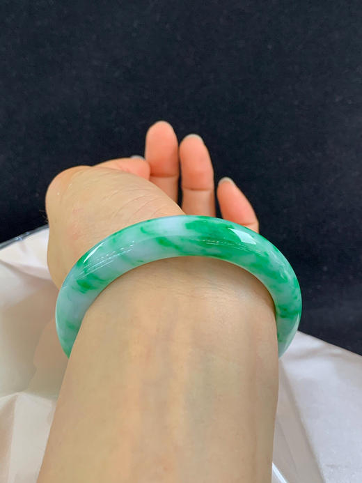 620201，56圈口，飘绿正圈平安镯，飘满圈辣绿色，色浓底子细腻 商品图5