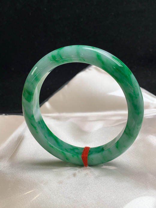 620201，56圈口，飘绿正圈平安镯，飘满圈辣绿色，色浓底子细腻 商品图3