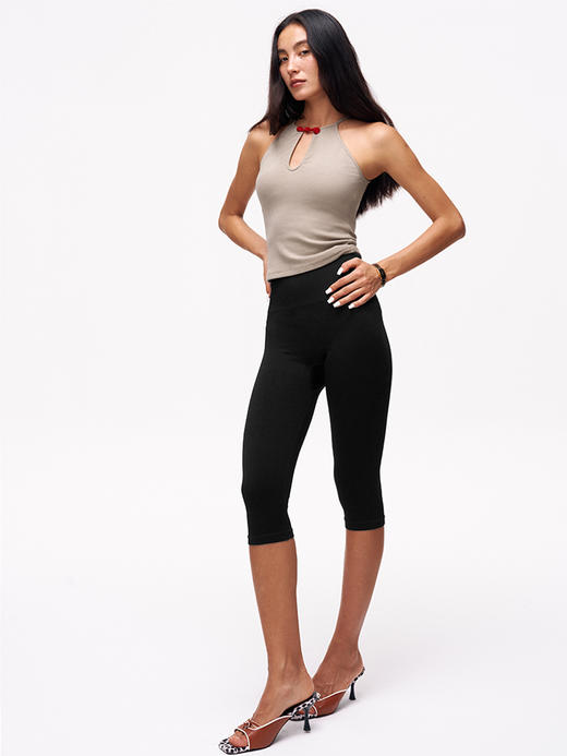 TR她热 朱砂痣 卡其色红色新中式盘扣镂空带胸垫挂脖背心吊带 商品图1