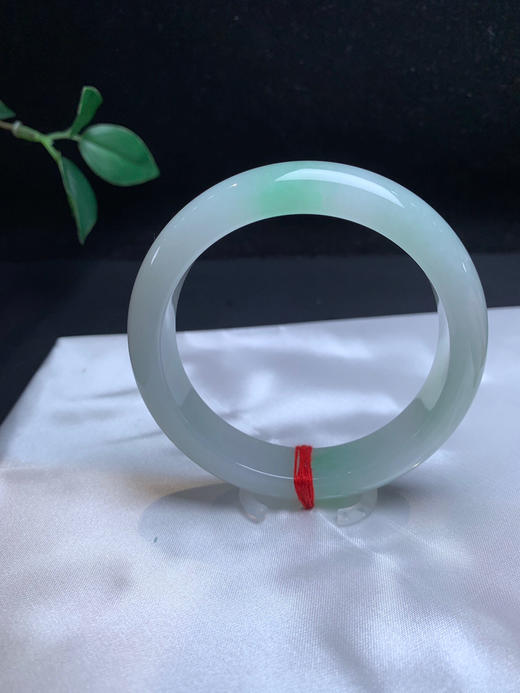 620193，57.5 飘绿正圈手镯，糯化底，飘清新绿。干净水润 商品图3