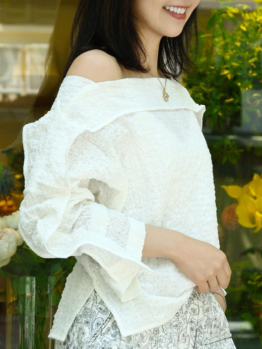 TYNVIE 褶皱露肩荷叶边衬衫 - 白色 商品图1